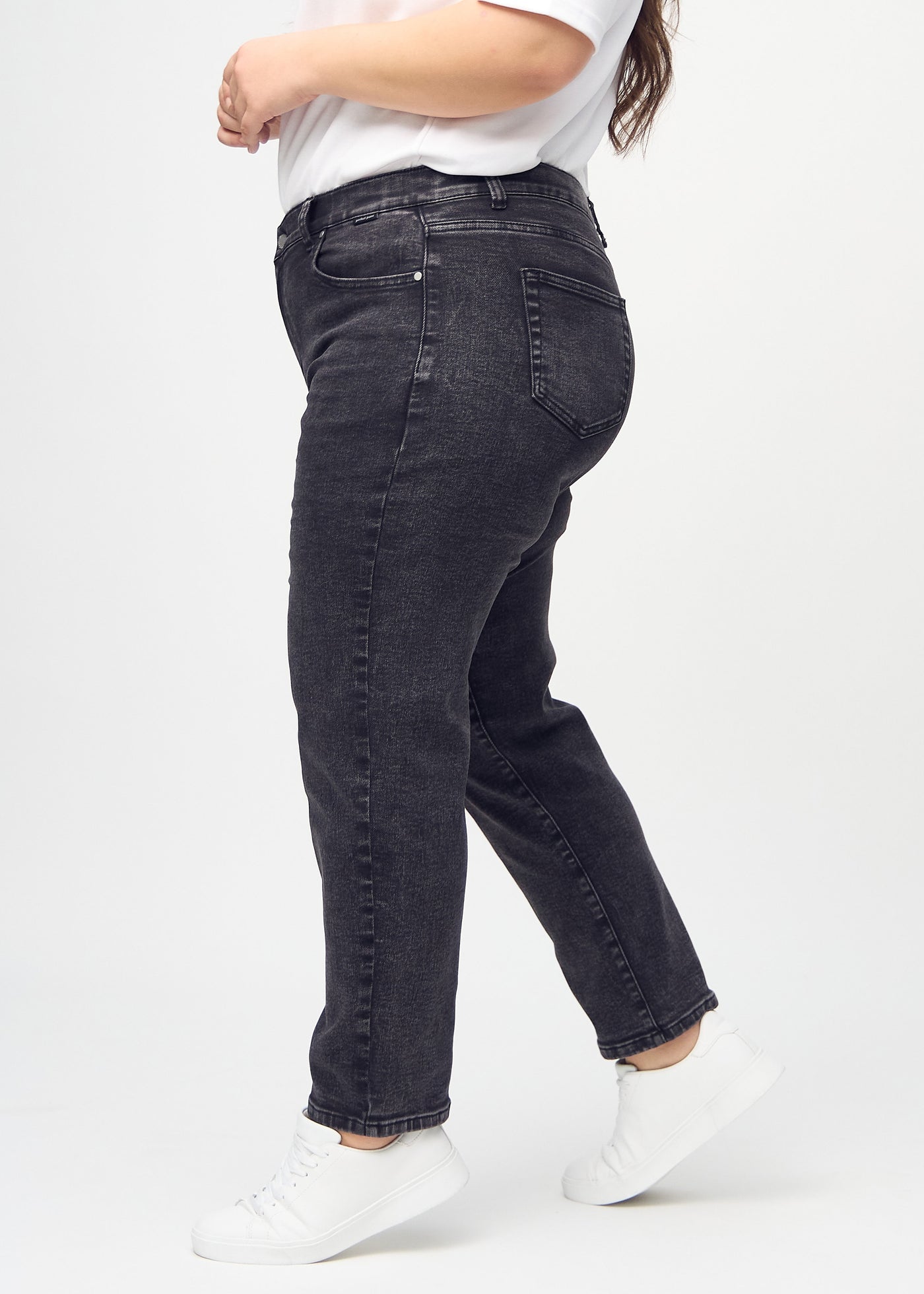 Mørkegrå denim regular jeans set fra siden på en plus-size model.