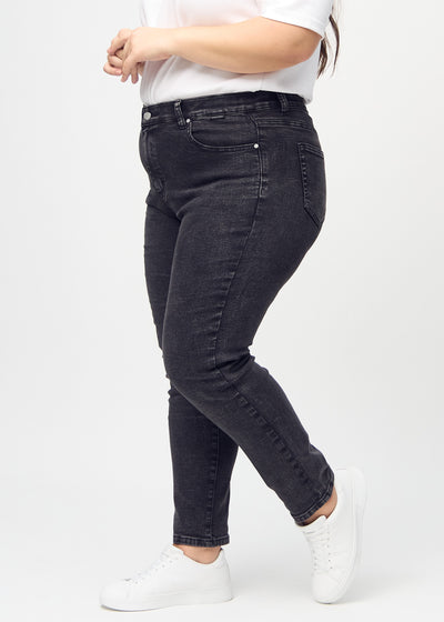 Mørkegrå denim slim jeans set fra siden på en plus-size model.