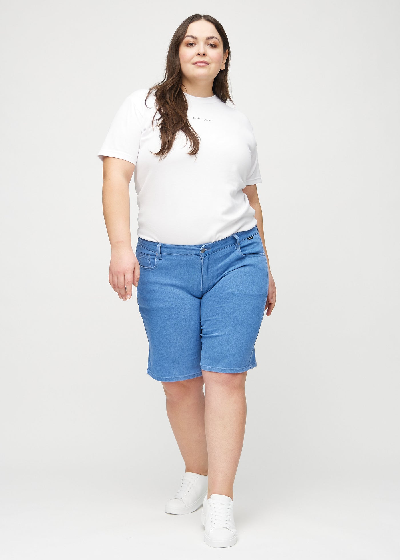 Fuldt billede af en plus-size model i blå regular middle shorts.