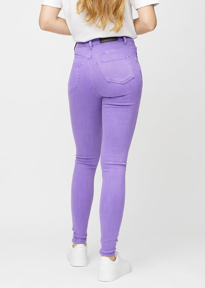 Lilla skinny jeans set bagfra, så man kan se hele produktet.