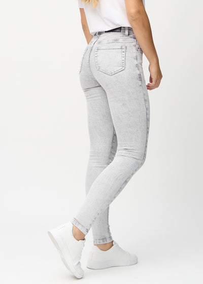 Lysegrå denim skinny jeans set bagfra, så man kan se hele produktet.