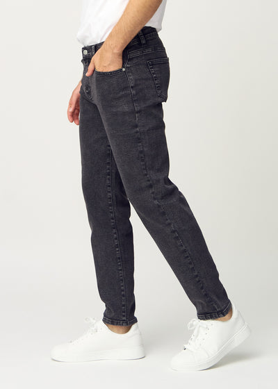 Mørkegrå denim regular jeans set fra siden på model.